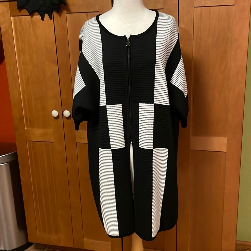 St. John black & white short Sleeve sweater jacket. 1/2 zip. Large
